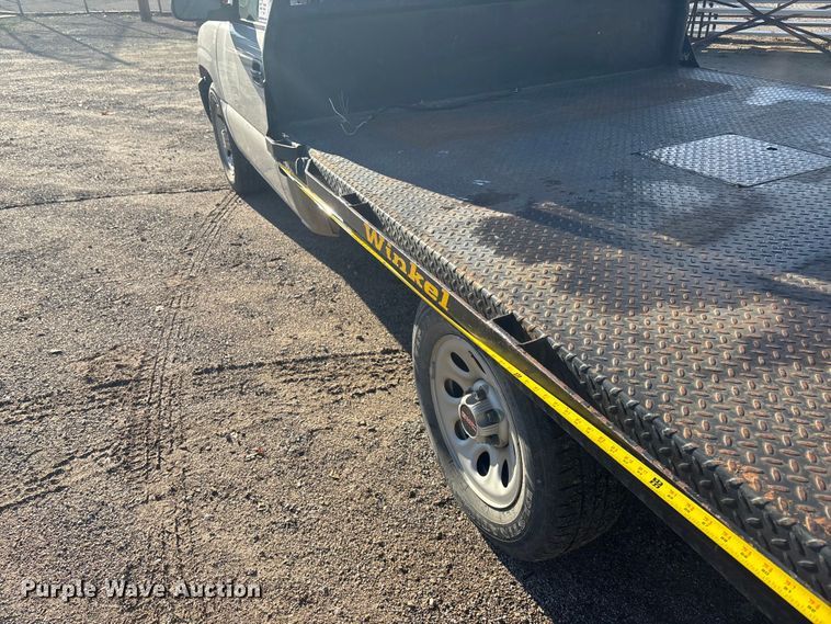 image for item EE4066 2005 GMC Sierra 1500 flatbed pickup truck