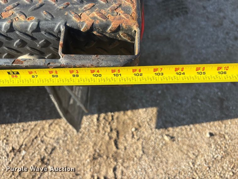 image for item EE4066 2005 GMC Sierra 1500 flatbed pickup truck