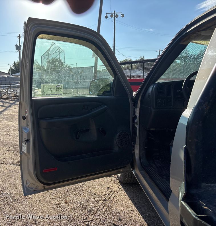 image for item EE4066 2005 GMC Sierra 1500 flatbed pickup truck