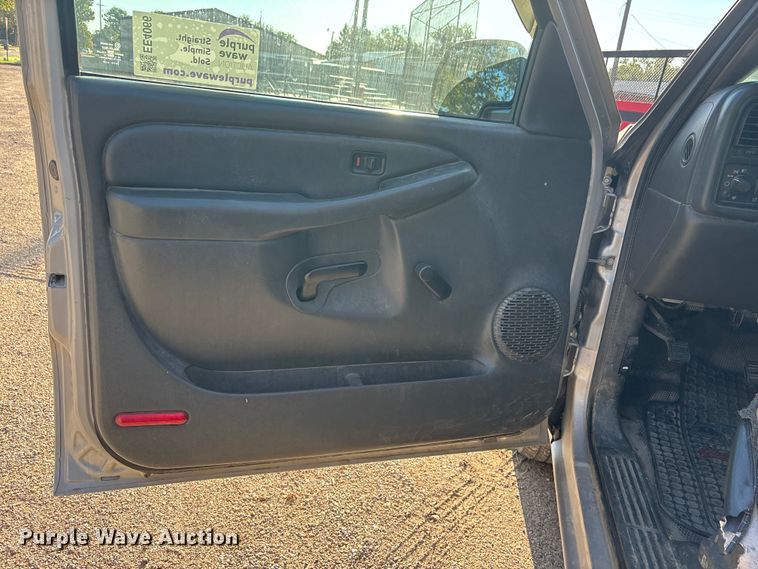 image for item EE4066 2005 GMC Sierra 1500 flatbed pickup truck