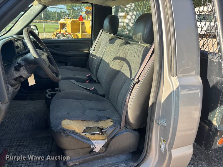 image for item EE4066 2005 GMC Sierra 1500 flatbed pickup truck