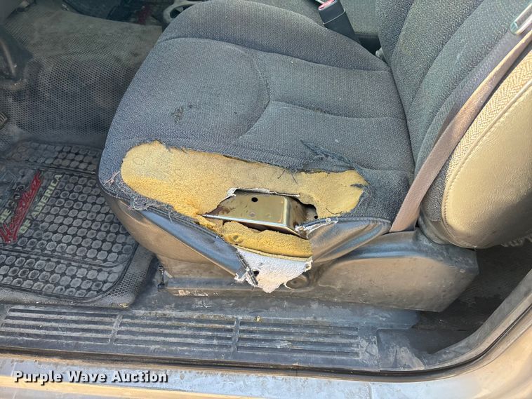 image for item EE4066 2005 GMC Sierra 1500 flatbed pickup truck