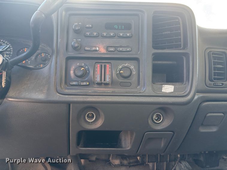 image for item EE4066 2005 GMC Sierra 1500 flatbed pickup truck