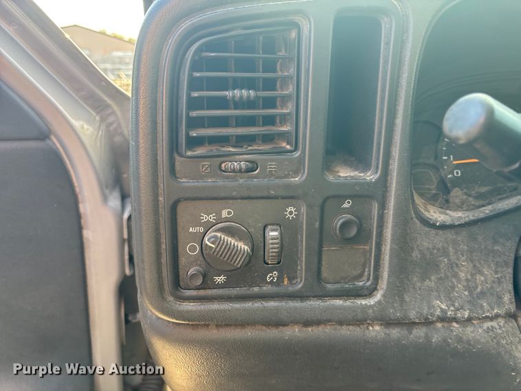 image for item EE4066 2005 GMC Sierra 1500 flatbed pickup truck