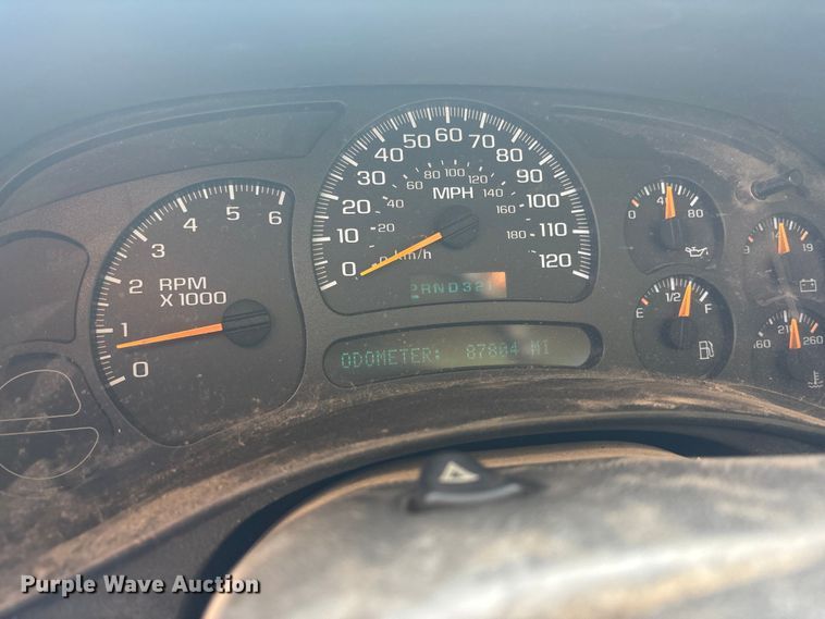 image for item EE4066 2005 GMC Sierra 1500 flatbed pickup truck