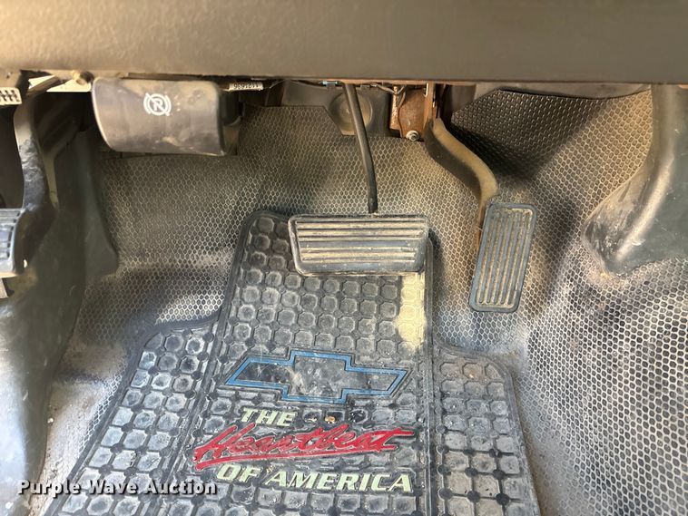 image for item EE4066 2005 GMC Sierra 1500 flatbed pickup truck