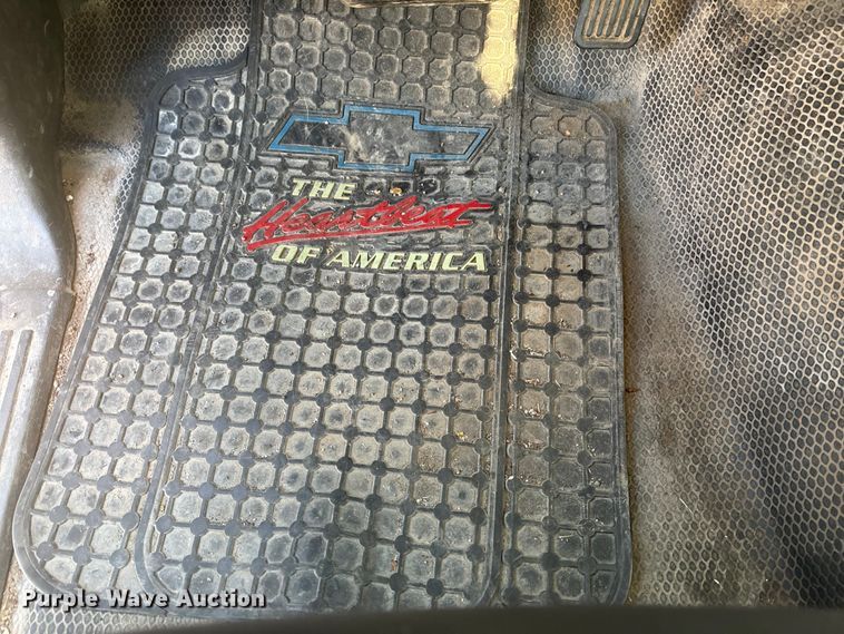 image for item EE4066 2005 GMC Sierra 1500 flatbed pickup truck