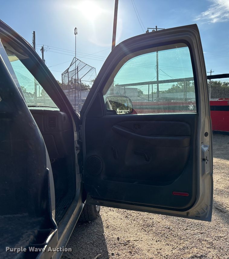 image for item EE4066 2005 GMC Sierra 1500 flatbed pickup truck