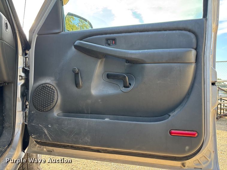 image for item EE4066 2005 GMC Sierra 1500 flatbed pickup truck