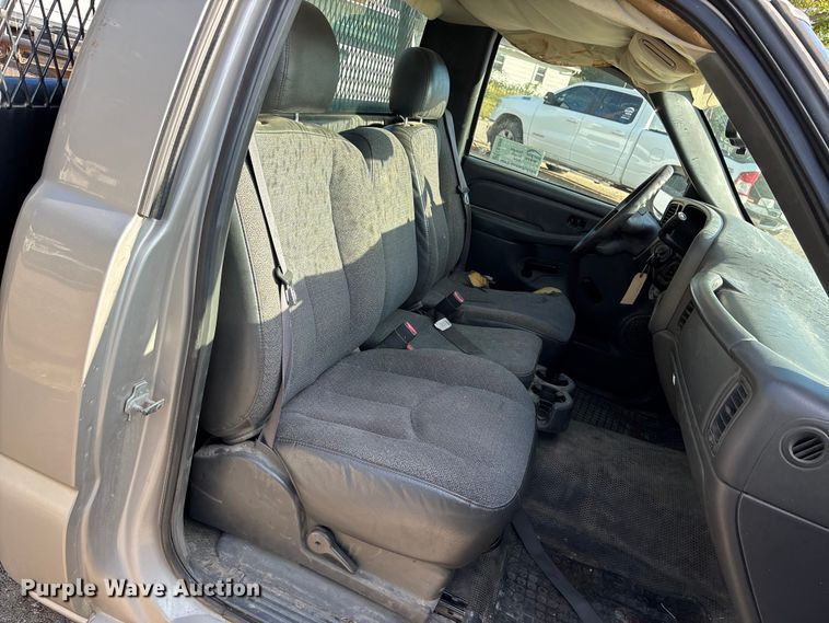 image for item EE4066 2005 GMC Sierra 1500 flatbed pickup truck