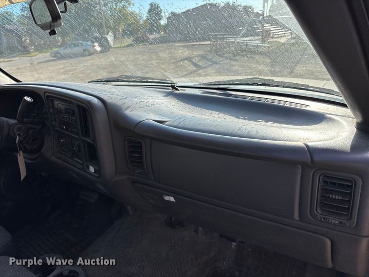 image for item EE4066 2005 GMC Sierra 1500 flatbed pickup truck