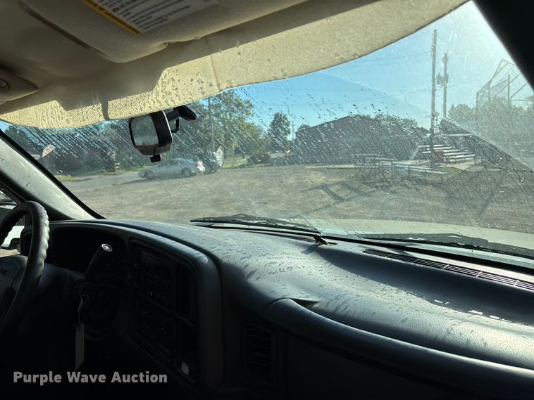 image for item EE4066 2005 GMC Sierra 1500 flatbed pickup truck