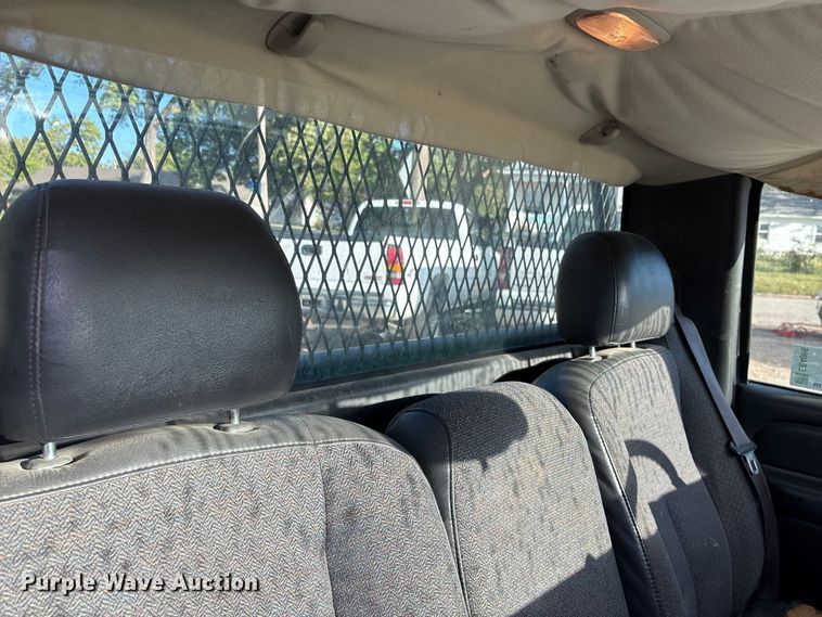 image for item EE4066 2005 GMC Sierra 1500 flatbed pickup truck