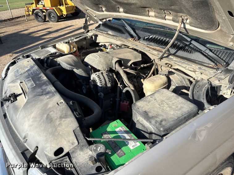 image for item EE4066 2005 GMC Sierra 1500 flatbed pickup truck