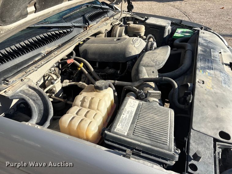 image for item EE4066 2005 GMC Sierra 1500 flatbed pickup truck