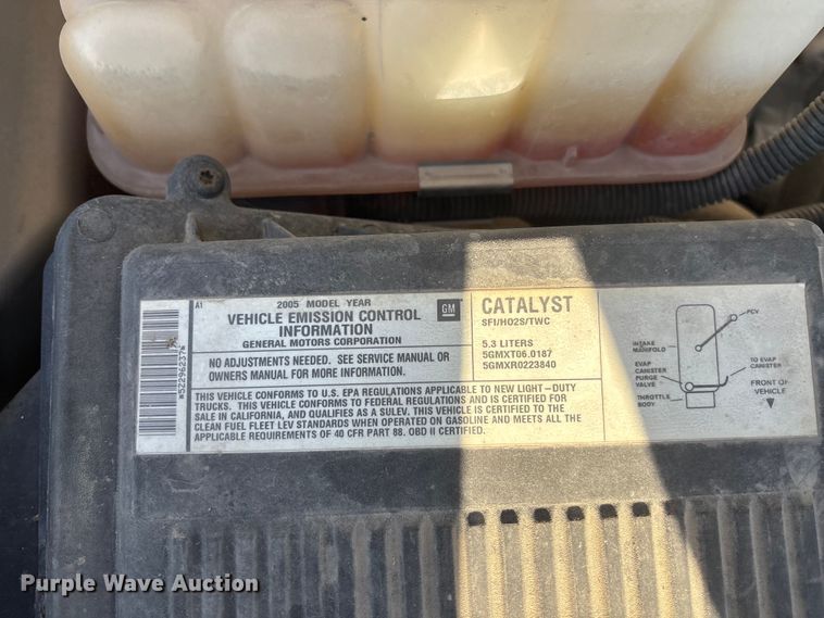 image for item EE4066 2005 GMC Sierra 1500 flatbed pickup truck