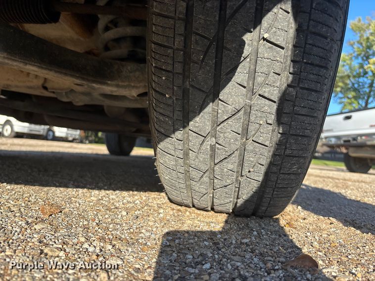 image for item EE4066 2005 GMC Sierra 1500 flatbed pickup truck