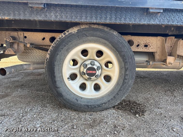 image for item EE4066 2005 GMC Sierra 1500 flatbed pickup truck