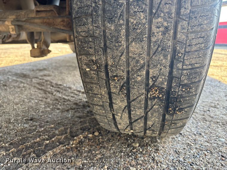 image for item EE4066 2005 GMC Sierra 1500 flatbed pickup truck