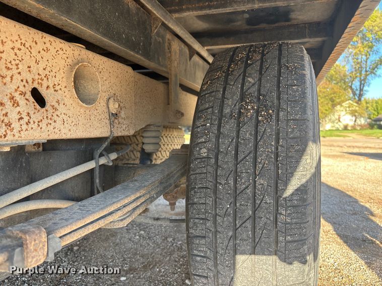 image for item EE4066 2005 GMC Sierra 1500 flatbed pickup truck