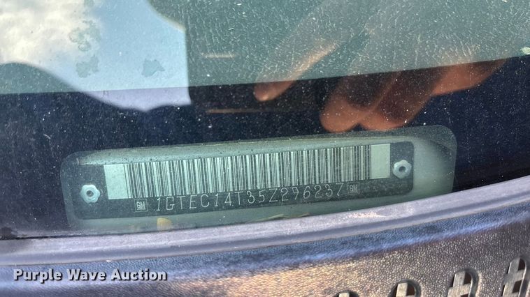 image for item EE4066 2005 GMC Sierra 1500 flatbed pickup truck