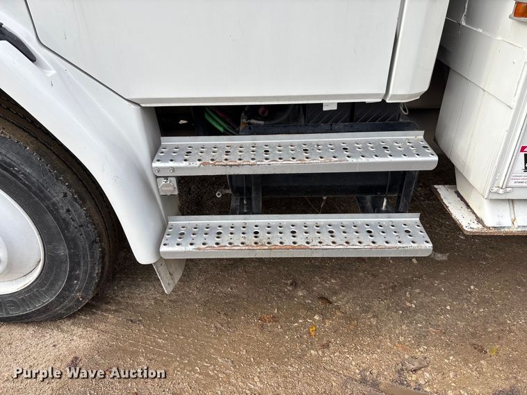 image for item EE4067 2001 Freightliner FL70 bucket truck