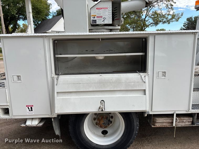 image for item EE4067 2001 Freightliner FL70 bucket truck