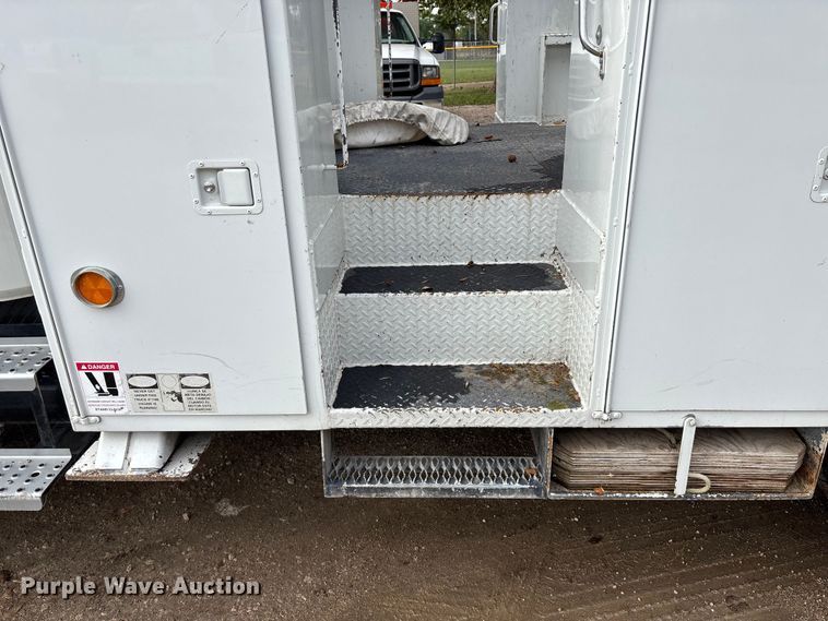 image for item EE4067 2001 Freightliner FL70 bucket truck