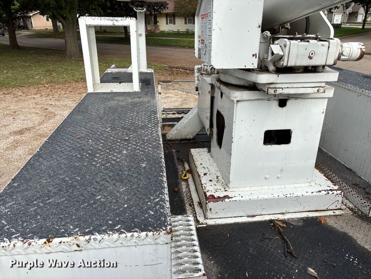 image for item EE4067 2001 Freightliner FL70 bucket truck