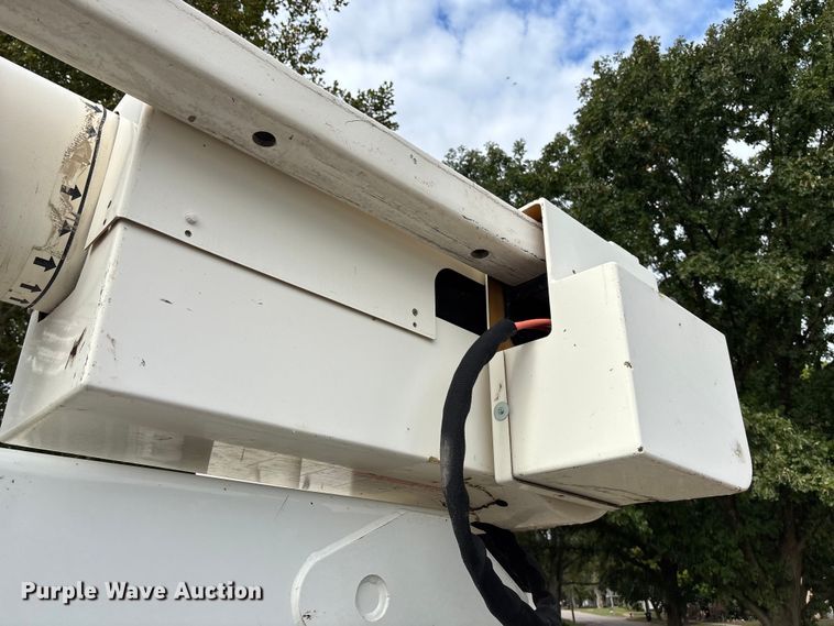 image for item EE4067 2001 Freightliner FL70 bucket truck