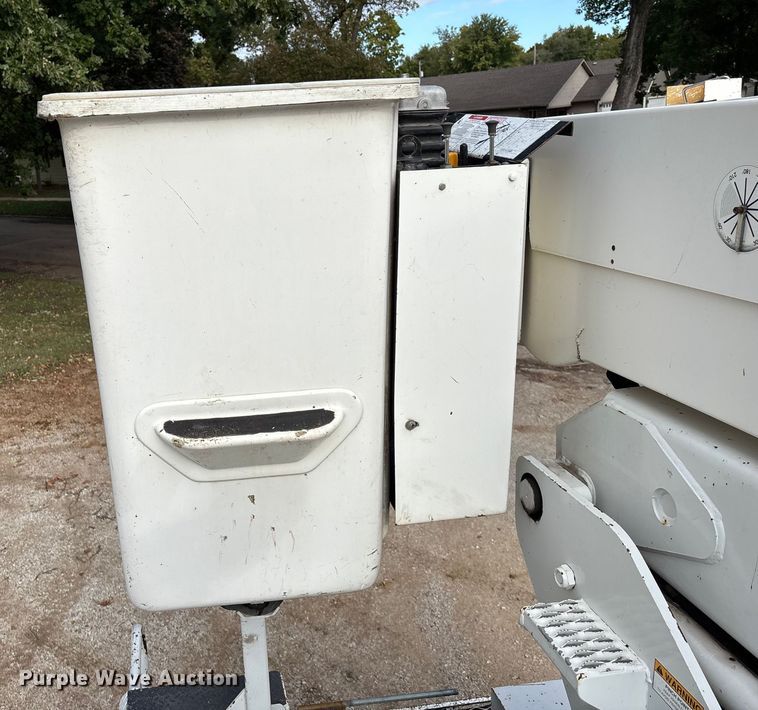 image for item EE4067 2001 Freightliner FL70 bucket truck