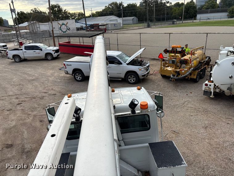 image for item EE4067 2001 Freightliner FL70 bucket truck