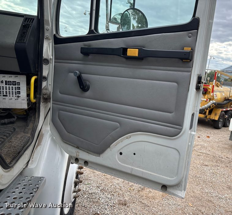 image for item EE4067 2001 Freightliner FL70 bucket truck