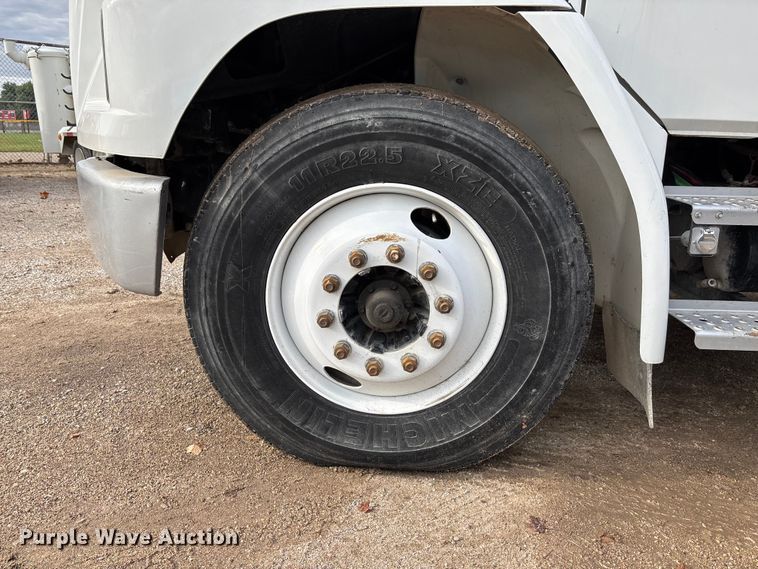 image for item EE4067 2001 Freightliner FL70 bucket truck