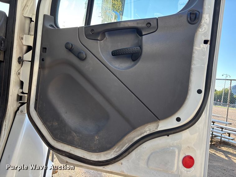 image for item EE4068 2003 Freightliner M2 digger derrick truck