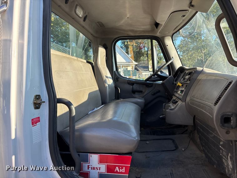 image for item EE4068 2003 Freightliner M2 digger derrick truck