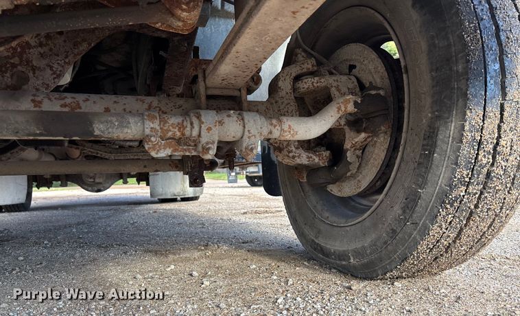 image for item EE4069 1999 Ford F550 Super Duty flatbed truck