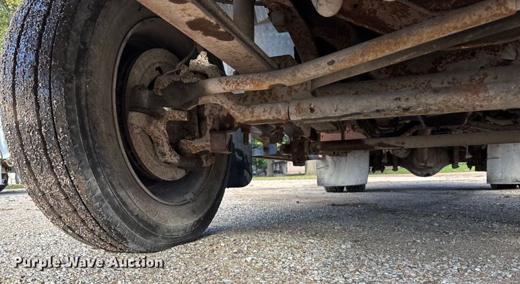 image for item EE4069 1999 Ford F550 Super Duty flatbed truck