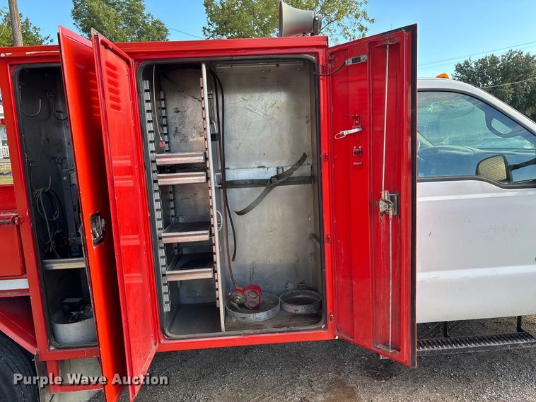 image for item EE4069 1999 Ford F550 Super Duty flatbed truck