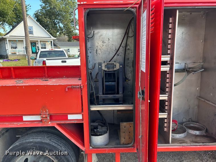 image for item EE4069 1999 Ford F550 Super Duty flatbed truck