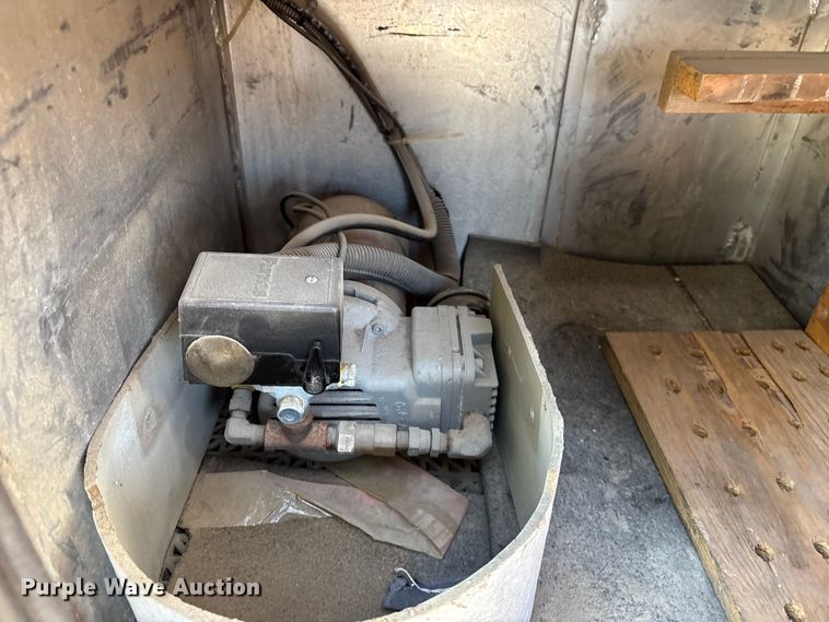 image for item EE4069 1999 Ford F550 Super Duty flatbed truck