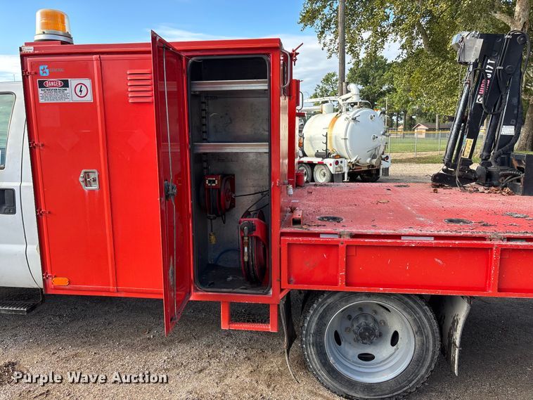 image for item EE4069 1999 Ford F550 Super Duty flatbed truck