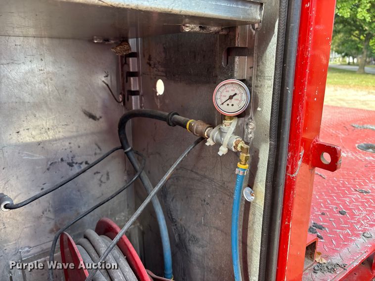 image for item EE4069 1999 Ford F550 Super Duty flatbed truck