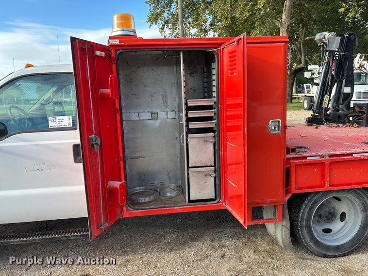 image for item EE4069 1999 Ford F550 Super Duty flatbed truck