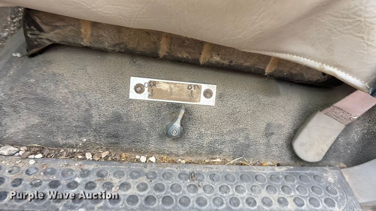 image for item EE4069 1999 Ford F550 Super Duty flatbed truck