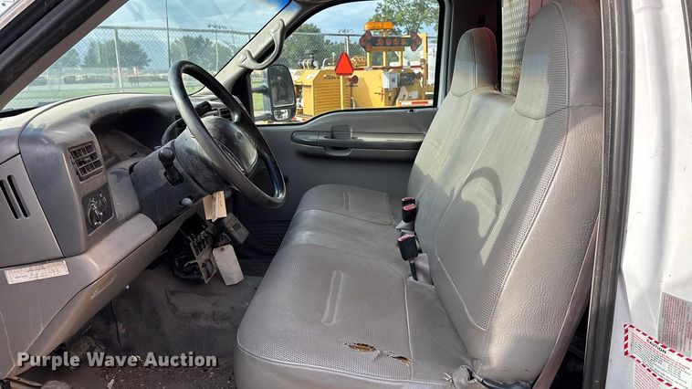 image for item EE4069 1999 Ford F550 Super Duty flatbed truck