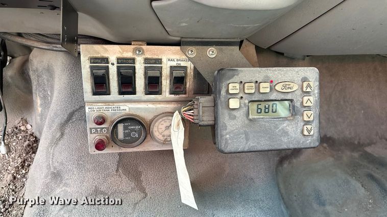 image for item EE4069 1999 Ford F550 Super Duty flatbed truck