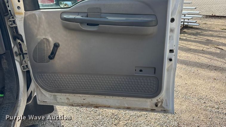 image for item EE4069 1999 Ford F550 Super Duty flatbed truck