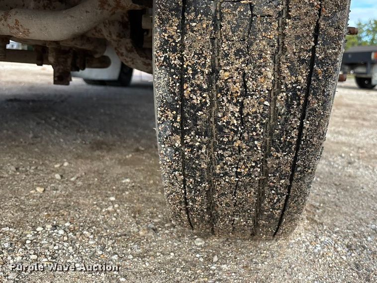 image for item EE4069 1999 Ford F550 Super Duty flatbed truck