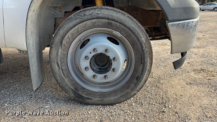 image for item EE4069 1999 Ford F550 Super Duty flatbed truck